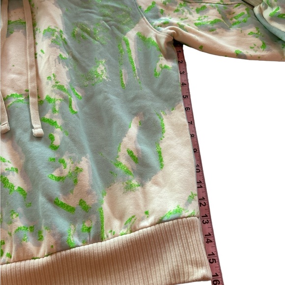 Making the cut brand. Sweatshirt with a hood. Size small. - Picture 6 of 7